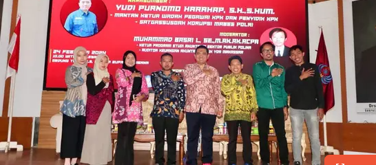 Dalam rangka meningkatkan kesadaran dan pemahaman tentang pentingnya pengendalian korupsi di Indonesia, Mabes Polri mengadakan program pendidikan antikorupsi yang ditujukan kepada mahasiswa di Bombana, Sulawesi Tenggara. Program ini bertujuan untuk membentuk generasi muda yang sadar akan bahaya korupsi serta mengedukasi mereka tentang cara-cara pencegahan dan penanggulangannya. Dengan mengedukasi mahasiswa, diharapkan dapat melahirkan pemimpin masa depan yang memiliki integritas dan komitmen kuat terhadap nilai-nilai kejujuran. Pendidikan antikorupsi ini bukan hanya sebuah program, melainkan sebuah langkah strategis dalam membangun budaya anti-korupsi yang kuat di kalangan generasi muda Indonesia. Pentingnya Pendidikan Antikorupsi bagi Mahasiswa Pendidikan antikorupsi menjadi hal yang sangat krusial, terutama bagi mahasiswa yang akan menjadi pemimpin masa depan. Di Indonesia, korupsi telah menjadi salah satu masalah serius yang menghambat pembangunan dan kemajuan bangsa. Oleh karena itu, melalui pendidikan antikorupsi, mahasiswa diharapkan dapat memahami dan menyadari dampak negatif dari korupsi, serta bagaimana kontribusi mereka dapat membantu dalam pencegahan dan penanggulangan praktik korupsi. Melalui program ini, mahasiswa mendapatkan informasi mengenai berbagai bentuk korupsi, dari penyalahgunaan kekuasaan hingga praktik gratifikasi. Selain itu, mereka juga diajarkan tentang peraturan perundang-undangan yang mengatur tentang korupsi, termasuk UU No. 31 Tahun 1999 tentang Pemberantasan Tindak Pidana Korupsi. Dengan pemahaman yang mendalam tentang hal ini, mahasiswa diharapkan dapat melakukan tindakan preventif sebagai bentuk komitmen mereka terhadap nilai-nilai kejujuran. Pendidikan antikorupsi juga mempersiapkan mahasiswa untuk menghadapi tantangan di dunia kerja. Dalam banyak kasus, lingkungan kerja yang korup dapat menguji integritas seseorang. Melalui program ini, mahasiswa dilatih untuk tetap berpegang pada prinsip-prinsip etika dan moral, sehingga ketika mereka terjun ke masyarakat, mereka tidak mudah terjebak dalam praktik korupsi yang dapat merugikan banyak pihak. Selanjutnya, program ini juga menekankan pentingnya kolaborasi antara mahasiswa, masyarakat, dan institusi pemerintah dalam upaya pencegahan korupsi. Dengan melibatkan mahasiswa, diharapkan mereka dapat menjadi agen perubahan yang mampu menyebarluaskan nilai-nilai anti-korupsi kepada lingkungan sekitar mereka. Dengan cara ini, pendidikan antikorupsi menjadi sebuah gerakan kolektif yang melibatkan semua elemen masyarakat. Upaya Mabes Polri dalam Pemberantasan Korupsi Mabes Polri memiliki komitmen yang kuat dalam memberantas korupsi di Indonesia. Salah satu langkah yang diambil adalah dengan melaksanakan berbagai program edukasi yang ditujukan kepada berbagai kalangan, termasuk mahasiswa. Dalam konteks ini, program pendidikan antikorupsi di Bombana merupakan salah satu bentuk konkret dari upaya Mabes Polri dalam meningkatkan kesadaran masyarakat mengenai pentingnya pencegahan korupsi. Langkah ini dilakukan sebagai respons terhadap kondisi korupsi di Indonesia yang masih memprihatinkan. Melalui pendidikan antikorupsi, Mabes Polri berupaya memberikan pengetahuan yang memadai kepada mahasiswa tentang cara-cara pencegahan dan penanggulangan praktik korupsi. Dengan pemahaman yang lebih baik, mahasiswa diharapkan dapat menjadi pelopor dalam gerakan anti-korupsi di lingkungan mereka. Program pendidikan ini juga membahas berbagai kasus korupsi yang terjadi di Indonesia, baik di tingkat pemerintah maupun swasta. Dengan menganalisis kasus-kasus tersebut, mahasiswa dapat memahami bagaimana korupsi terjadi dan berdampak pada masyarakat. Dalam hal ini, mereka diharapkan dapat belajar dari kesalahan yang terjadi dan menghindari terulangnya praktik korupsi di masa depan. Selain itu, Mabes Polri juga menggandeng berbagai lembaga dan organisasi non-pemerintah dalam pelaksanaan program ini untuk memperluas jangkauan dan dampak dari pendidikan antikorupsi. Kolaborasi ini memungkinkan adanya berbagai perspektif dan pengalaman yang dapat memperkaya materi pendidikan yang diberikan kepada mahasiswa. Dengan demikian, program ini menjadi lebih komprehensif dan efektif. Mabes Polri juga melakukan evaluasi terhadap program ini untuk mengukur seberapa efektif pendidikan antikorupsi yang telah dilaksanakan. Melalui evaluasi, Mabes Polri berharap dapat terus menyempurnakan dan meningkatkan kualitas program, sehingga dapat memberikan dampak yang lebih signifikan terhadap kesadaran dan pemahaman masyarakat mengenai pentingnya pencegahan korupsi. Rangkaian Kegiatan dalam Program Pendidikan Antikorupsi Program pendidikan antikorupsi yang dilaksanakan oleh Mabes Polri di Bombana tidak hanya terdiri dari satu jenis aktivitas, melainkan mencakup berbagai rangkaian kegiatan yang dirancang untuk memberikan pengalaman belajar yang mendalam bagi mahasiswa. Kegiatan ini antara lain seminar, diskusi panel, workshop, serta kunjungan langsung ke lembaga-lembaga yang berperan dalam pemberantasan korupsi. Seminar menjadi salah satu kegiatan utama yang dilaksanakan. Dalam seminar ini, narasumber yang diundang biasanya adalah para ahli atau praktisi yang berpengalaman dalam bidang antikorupsi. Mereka memberikan wawasan dan pengetahuan mengenai berbagai aspek korupsi dan bagaimana cara pencegahannya. Materi yang disampaikan mencakup analisis kasus, pemahaman tentang regulasi, serta studi tentang dampak sosial dan ekonomi dari korupsi. Selain seminar, diskusi panel juga menjadi bagian penting dari program ini. Dalam diskusi panel, mahasiswa diajak untuk aktif berpartisipasi dan memberikan pendapat mereka mengenai isu-isu korupsi yang sedang hangat dibicarakan. Kegiatan ini bertujuan untuk melatih mahasiswa berpikir kritis dan analitis terhadap berbagai masalah yang ada. Diskusi ini juga memberikan kesempatan bagi mahasiswa untuk belajar dari pengalaman dan pandangan orang lain, sehingga mereka dapat memperluas wawasan mereka. Workshop merupakan kegiatan lain yang tidak kalah penting. Dalam workshop ini, mahasiswa dilatih untuk mengembangkan keterampilan praktis dalam pencegahan korupsi. Misalnya, mereka dapat belajar tentang teknik pengawasan, audit, dan pelaporan kasus korupsi. Kegiatan ini sangat bermanfaat agar mahasiswa tidak hanya memiliki pengetahuan teoritis, tetapi juga keterampilan praktis yang dapat diterapkan di lapangan. Kunjungan ke lembaga-lembaga yang berperan dalam pemberantasan korupsi, seperti Komisi Pemberantasan Korupsi (KPK) atau Bareskrim Polri, juga menjadi bagian dari rangkaian kegiatan. Dalam kunjungan ini, mahasiswa dapat melihat langsung bagaimana proses penegakan hukum dilakukan dan bagaimana lembaga-lembaga tersebut berperan dalam menanggulangi korupsi. Kunjungan ini memberikan perspektif yang lebih nyata bagi mahasiswa mengenai dunia antikorupsi. Melalui rangkaian kegiatan ini, diharapkan mahasiswa tidak hanya mendapatkan pengetahuan yang memadai, tetapi juga pengalaman praktis yang dapat memperkuat pemahaman mereka tentang pentingnya pencegahan korupsi. Dengan demikian, mereka diharapkan dapat menjadi agen perubahan yang aktif di lingkungan mereka dan berkontribusi dalam upaya pemberantasan korupsi di Indonesia. Dampak Program Pendidikan Antikorupsi bagi Mahasiswa Program pendidikan antikorupsi yang dilaksanakan oleh Mabes Polri di Bombana diharapkan dapat memberikan dampak yang signifikan bagi mahasiswa. Dampak ini bisa dilihat dari beberapa aspek, termasuk perubahan sikap, peningkatan pengetahuan, dan kemampuan dalam pencegahan praktik korupsi. Salah satu dampak yang paling terlihat adalah perubahan sikap mahasiswa terhadap korupsi. Melalui program ini, mahasiswa diharapkan menjadi lebih sadar akan bahaya dan dampak negatif dari korupsi. Mereka diajarkan bahwa korupsi bukan hanya masalah individu, tetapi juga merupakan masalah sosial yang mempengaruhi banyak orang. Dengan pemahaman ini, diharapkan mahasiswa akan lebih memilih untuk menjunjung tinggi nilai-nilai kejujuran dan integritas dalam kehidupan sehari-hari. Peningkatan pengetahuan juga menjadi salah satu dampak penting dari program ini. Mahasiswa yang mengikuti pendidikan antikorupsi akan memiliki pengetahuan yang lebih baik mengenai berbagai jenis praktik korupsi, serta cara-cara pencegahannya. Pengetahuan ini sangat penting untuk mempersiapkan mereka menghadapi tantangan di masa depan, baik di dunia kerja maupun di masyarakat umum. Dengan pengetahuan yang memadai, mereka dapat berperan aktif dalam mengedukasi orang lain dan menyebarkan nilai-nilai anti-korupsi. Kemampuan mahasiswa dalam hal pencegahan korupsi juga akan meningkat setelah mengikuti program ini. Melalui berbagai kegiatan seperti workshop dan diskusi, mahasiswa dilatih untuk mengembangkan keterampilan praktis dalam mencegah korupsi. Mereka diajarkan teknik-teknik pengawasan dan pelaporan yang dapat digunakan dalam lingkungan kerja atau masyarakat. Dengan demikian, mahasiswa tidak hanya menjadi individu yang memiliki pengetahuan, tetapi juga memiliki keterampilan untuk berkontribusi secara langsung dalam pemberantasan korupsi. Dampak lain yang tidak kalah penting adalah terbentuknya jaringan antara mahasiswa dan para ahli atau praktisi di bidang antikorupsi. Melalui program ini, mahasiswa berkesempatan untuk berinteraksi langsung dengan berbagai pihak yang memiliki kepedulian terhadap pemberantasan korupsi. Jaringan ini dapat menjadi modal berharga bagi mereka di masa depan, baik dalam hal karir maupun dalam upaya bersama untuk menciptakan lingkungan yang bebas dari korupsi. Secara keseluruhan, program pendidikan antikorupsi yang dilaksanakan oleh Mabes Polri di Bombana diharapkan dapat memberikan dampak yang positif dan berkelanjutan bagi mahasiswa. Dengan mempersiapkan mereka menjadi individu yang sadar akan pentingnya pencegahan korupsi, program ini berkontribusi dalam menciptakan generasi muda yang lebih baik dan lebih berkualitas. Peran Mahasiswa dalam Pemberantasan Korupsi Setelah mendapatkan pendidikan antikorupsi, mahasiswa diharapkan dapat memainkan peran aktif dalam pemberantasan korupsi. Peran ini tidak hanya terbatas pada diri mereka sendiri, tetapi juga melibatkan lingkungan di sekitar mereka. Mahasiswa dapat menjadi agen perubahan yang membawa nilai-nilai anti-korupsi ke dalam masyarakat. Salah satu peran yang dapat dimainkan mahasiswa adalah sebagai penggerak sosialisasi nilai-nilai anti-korupsi. mereka dapat mengadakan kampanye atau seminar di kampus dan masyarakat untuk meningkatkan kesadaran tentang pentingnya menanggulangi korupsi. Melalui kegiatan ini, mahasiswa dapat berbagi pengetahuan dan pengalaman yang telah mereka peroleh selama mengikuti program pendidikan antikorupsi. Dengan cara ini, mereka dapat membantu membentuk opini publik yang lebih positif terhadap gerakan anti-korupsi. Mahasiswa juga dapat berperan dalam pengawasan praktik korupsi di lingkungan sekitar. Mereka dapat melakukan investigasi dan melaporkan segala bentuk penyalahgunaan wewenang yang mereka temui. Dengan melibatkan diri dalam pengawasan, mahasiswa dapat membantu menciptakan lingkungan yang lebih transparan dan akuntabel. Mereka juga dapat bekerja sama dengan lembaga-lembaga terkait, seperti KPK, untuk memberikan informasi mengenai dugaan praktik korupsi yang terjadi di masyarakat. Selain itu, mahasiswa juga dapat berkontribusi dalam penelitian dan pengembangan kebijakan publik yang berkaitan dengan pemberantasan korupsi. Dengan latar belakang akademis yang mereka miliki, mahasiswa dapat melakukan penelitian yang mendalam mengenai masalah korupsi dan menawarkan solusi yang inovatif. Hasil penelitian ini dapat dijadikan sebagai bahan referensi bagi para pembuat kebijakan dalam merumuskan langkah-langkah strategis untuk menanggulangi korupsi. Terakhir, mahasiswa juga dapat berperan dalam menciptakan budaya organisasi yang bersih dari korupsi di tempat kerja mereka di masa depan. Dengan mengedepankan nilai-nilai integritas dan kejujuran, mereka dapat menjadi contoh bagi rekan-rekan mereka dan menciptakan lingkungan kerja yang kondusif. Dalam konteks ini, mahasiswa diharapkan tidak hanya berperan sebagai individu, tetapi juga sebagai bagian dari tim yang lebih besar dalam upaya pemberantasan korupsi. Secara keseluruhan, peran mahasiswa dalam pemberantasan korupsi sangatlah penting. Dengan pendidikan antikorupsi yang mereka terima, mahasiswa diharapkan dapat menjadi agen perubahan yang proaktif dan berkontribusi dalam menciptakan masyarakat yang bersih dari praktik korupsi. Kesimpulan Pendidikan antikorupsi yang diberikan oleh Mabes Polri kepada mahasiswa di Bombana memiliki dampak yang signifikan dalam membentuk karakter dan pola pikir generasi muda. Melalui pemahaman yang mendalam tentang bahaya korupsi, mahasiswa diharapkan menjadi individu yang memiliki integritas tinggi dan mampu berperan aktif dalam pemberantasan korupsi di Indonesia. Dengan pelbagai kegiatan edukatif, mereka tidak hanya mendapatkan pengetahuan, tetapi juga keterampilan praktis yang dapat diterapkan di lingkungan mereka. Dengan memberikan kesempatan kepada mahasiswa untuk berpartisipasi dalam program pendidikan antikorupsi, Mabes Polri telah mengambil langkah strategis dalam membangun generasi muda yang sadar akan tanggung jawab sosial mereka. Oleh karena itu, sangat penting bagi semua pihak untuk terus mendukung dan berkontribusi dalam upaya pemberantasan korupsi, demi terciptanya masyarakat yang lebih adil dan transparan.