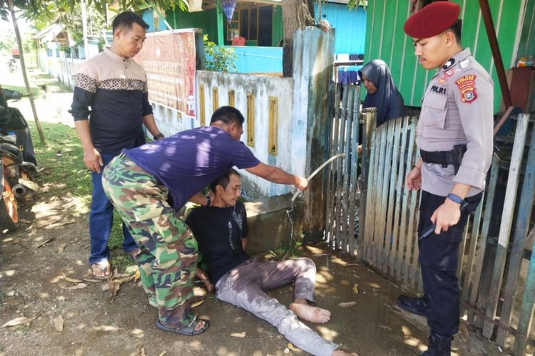 Pria Mabuk Sambil Geber Motor Mengamuk dan Paksa Masuk TPS di Bombana