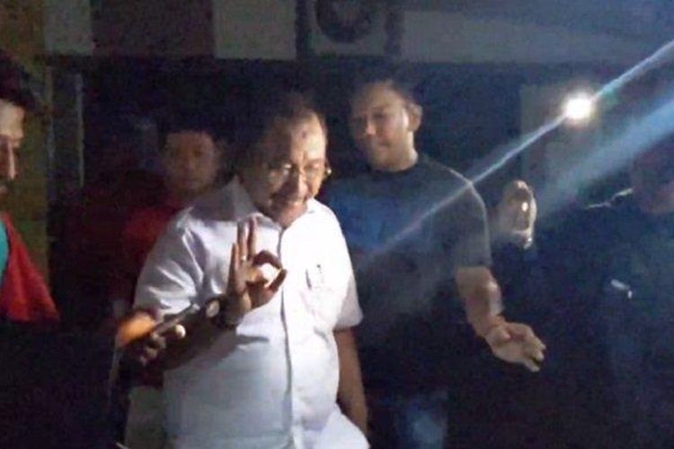 Usai Diperiksa Kejati Sultra, Pj Bupati Bombana Hanya Lempar Senyum dan Beri Tanda OK ke Awak Media